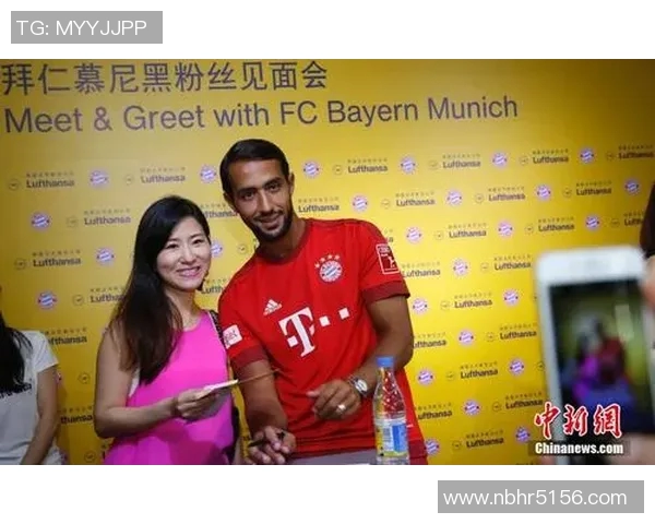 足球明星与女球迷亲密合照展现激情与友谊的瞬间