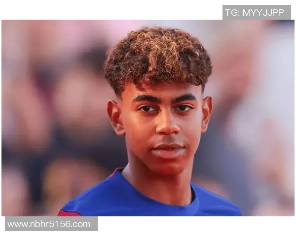 街头巷尾的足球传奇他是街上最厉害的足球明星引领风潮的运动偶像